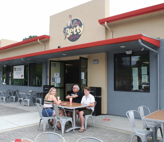 New eateries settle into Aptos Village