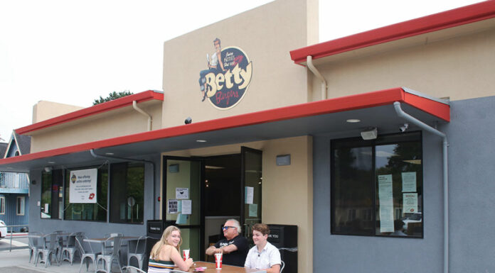 New eateries settle into Aptos Village